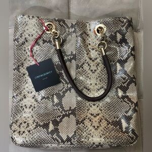 Serpentine Chic: The Cynthia Rowley Snake Skin Bag – Slither into Style!